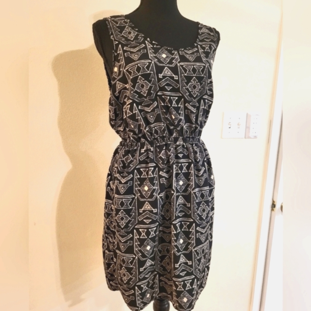 "One Clothing" Black‎ and Cream Mini Dress W/Geometric Print (Size Medium)